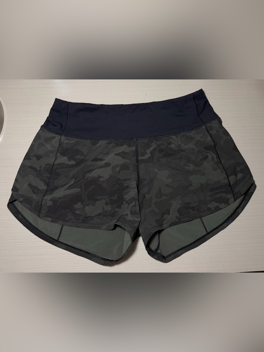Lululemon Speed Up Short Long *4" Updated Fit
Size 4 Tall - swift